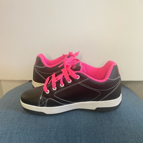 Heelys Girl Synthetic Upper Skate Shoes in a size 5 in black and pink - Picture 4 of 10